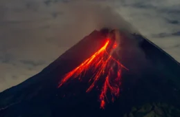 Vulcão entra em erupção e causa morte de 10 pessoas na Indonésia; assista vídeos