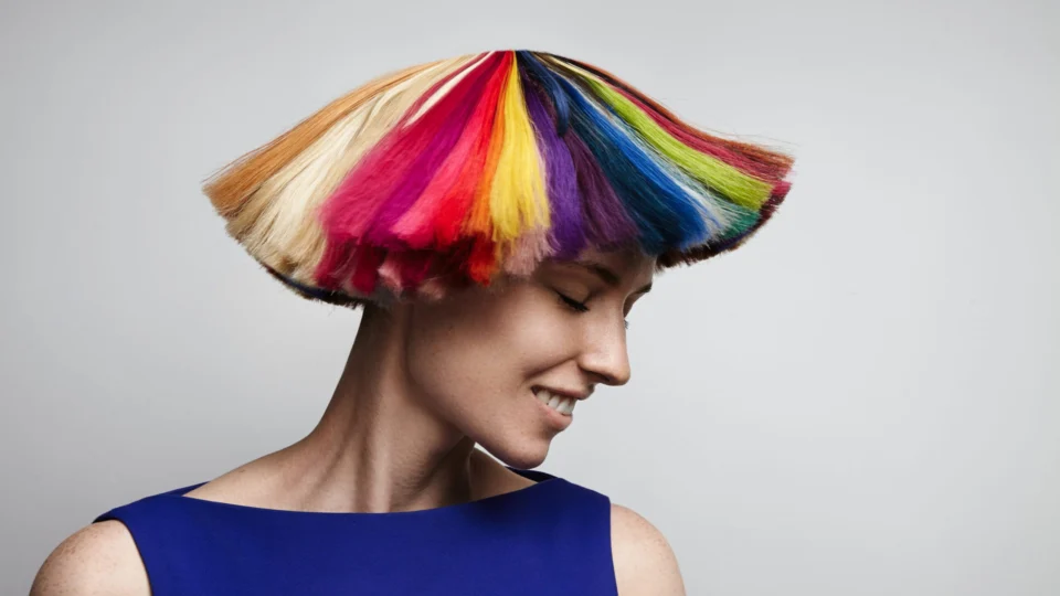 Seis cuidados com cabelos coloridos: Como manter os fios tingidos saudáveis e brilhante