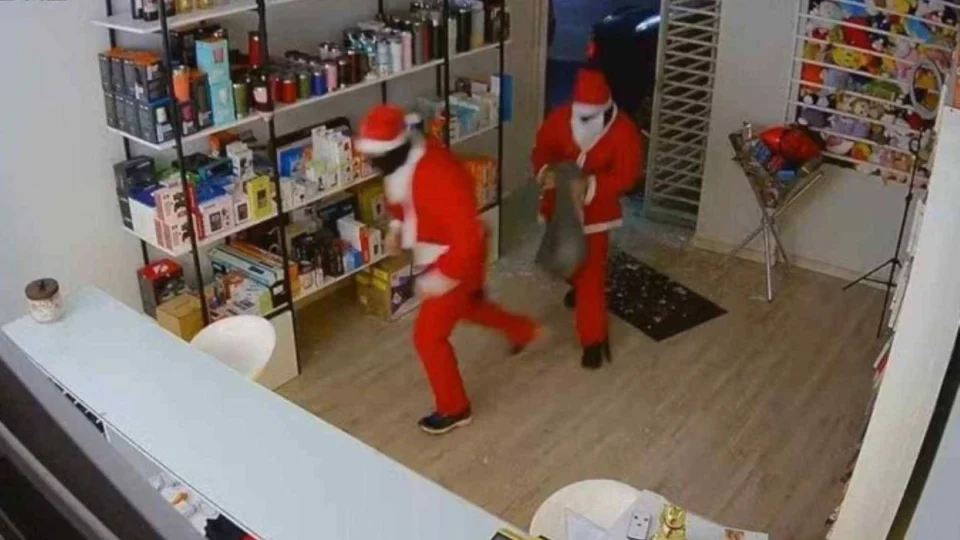 Bandidos vestidos de Papai Noel invadem e roubam loja de eletrônicos