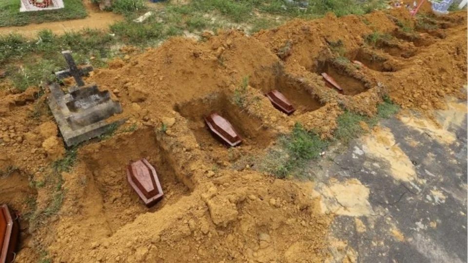 Abandonados em maternidade de Manaus, 17 fetos são enterrados com apoio do DPE