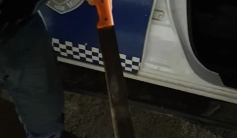 Homem pede para amigo não usar drogas e tem orelha decepada