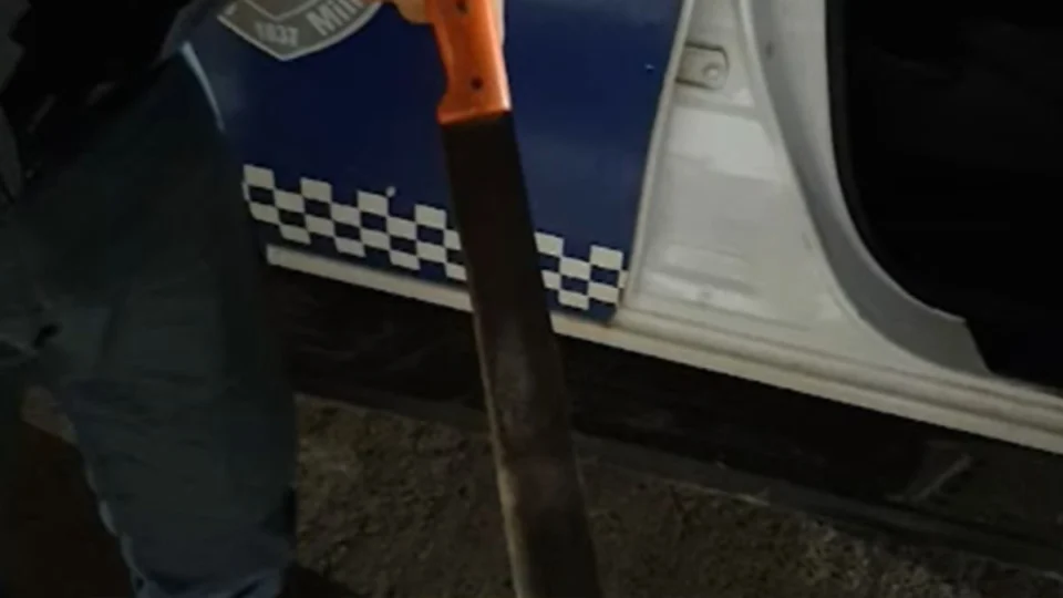 Homem pede para amigo não usar drogas e tem orelha decepada