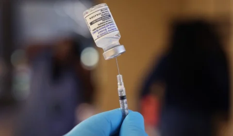 Governo do Acre pede que grupos prioritários se vacinem contra Covid-19; veja quem tem direito