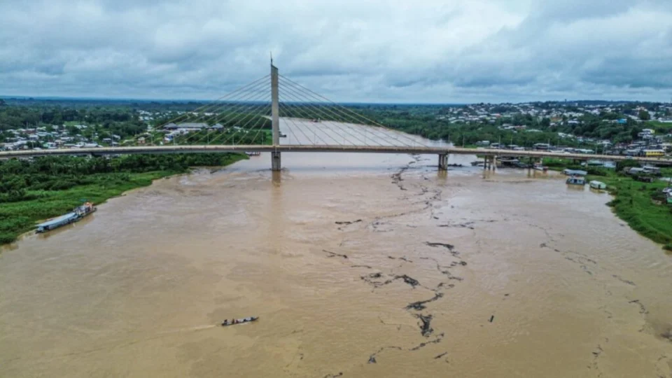 Imac investiga derramamento de óleo no Rio Juruá em Cruzeiro do Sul