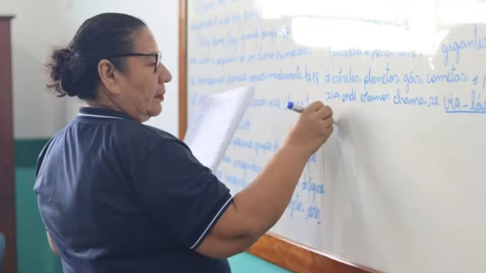 Itacoatiara abre processo seletivo com mais de 100 vagas para professores; confira