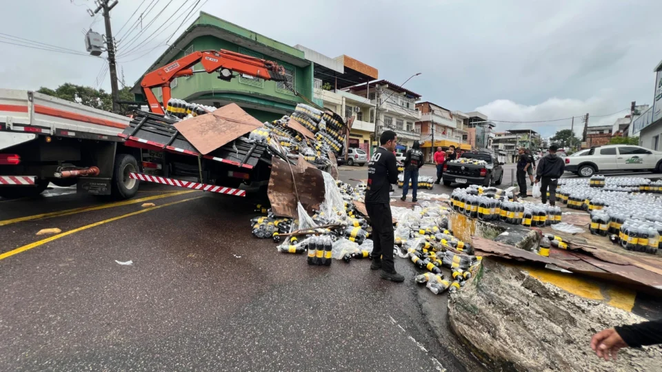 Carga de refrigerantes cai de caminhão e causa transtornos em Manaus