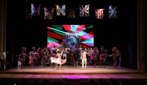 Carnaval na Floresta 2025: escolas de samba se apresentam no Teatro Amazonas