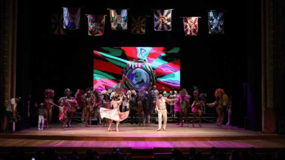 Carnaval na Floresta 2025: escolas de samba se apresentam no Teatro Amazonas