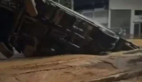 Cratera se abre em avenida e ‘engole’ caminhão na Zona Oeste de Manaus; veja vídeo