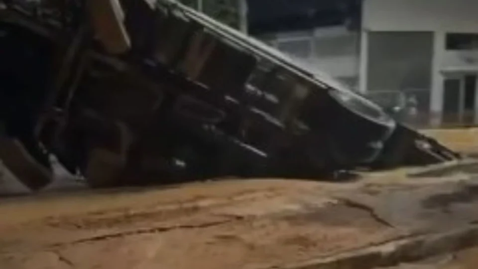 Cratera se abre em avenida e ‘engole’ caminhão na Zona Oeste de Manaus; veja vídeo