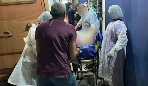 Criminosos encapuzados invadem posto de saúde e tentam matar homem a facadas em RO