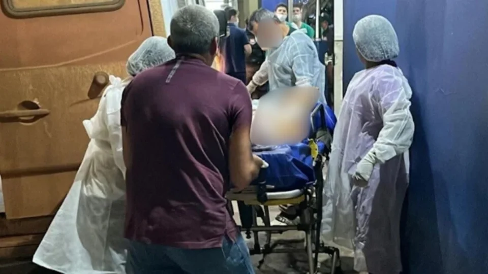 Criminosos encapuzados invadem posto de saúde e tentam matar homem a facadas em RO