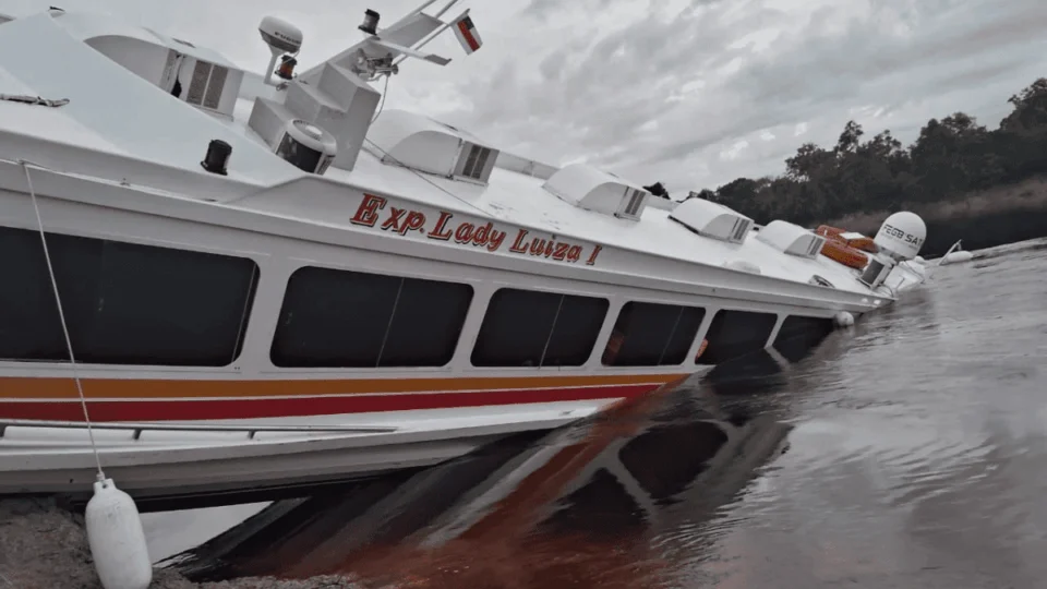 Embarcação colide com barranco e fica presa com passageiros a bordo no AM