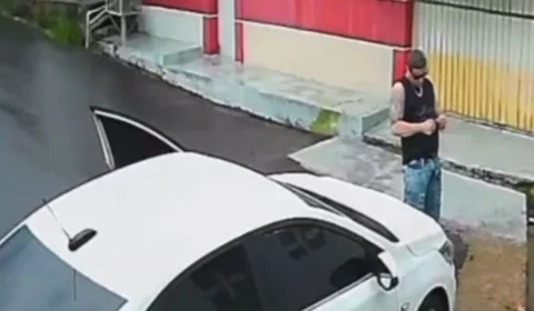 Homem é flagrado por câmeras jogando ‘catolé’ em casas de Manaus