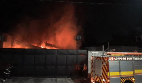 Incêndio atinge depósito da empresa Amec na zona leste de Manaus; veja vídeo