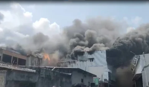 Vídeo: incêndio de grandes proporções atinge comércios na zona Leste de Manaus
