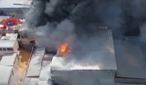 Avenida é interditada após incêndio de grandes proporções na zona Leste de Manaus