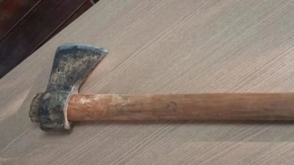 Jovem é preso suspeito de matar padrasto de 71 anos a golpes de machado no AM