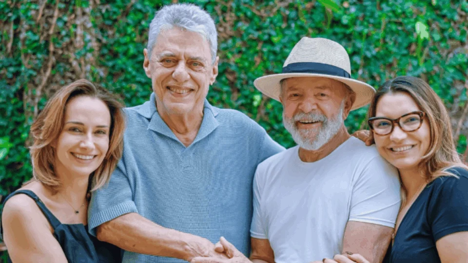 Após alta hospitalar, Lula recebe visita de Chico Buarque e Carol Proner em SP