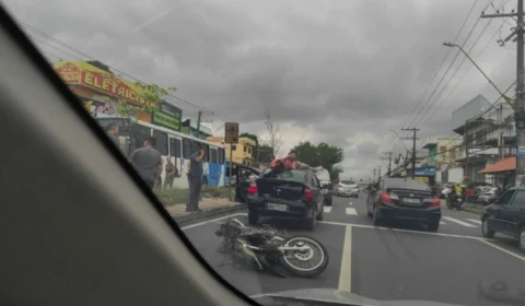 Motociclista para em cima de carro após acidente na zona Leste de Manaus