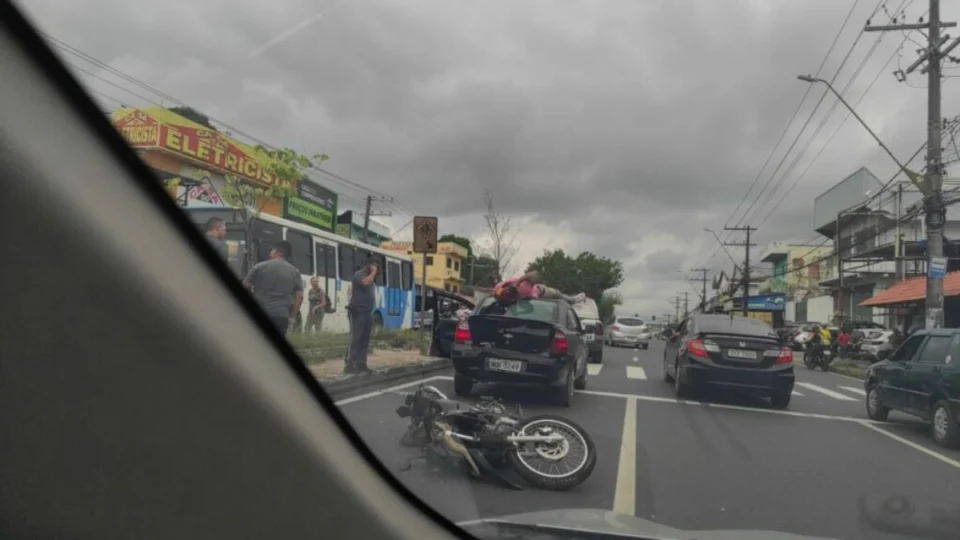 Motociclista para em cima de carro após acidente na zona Leste de Manaus