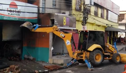 Imóveis na ‘rua do Fuxico’ são interditados após incêndio em Manaus