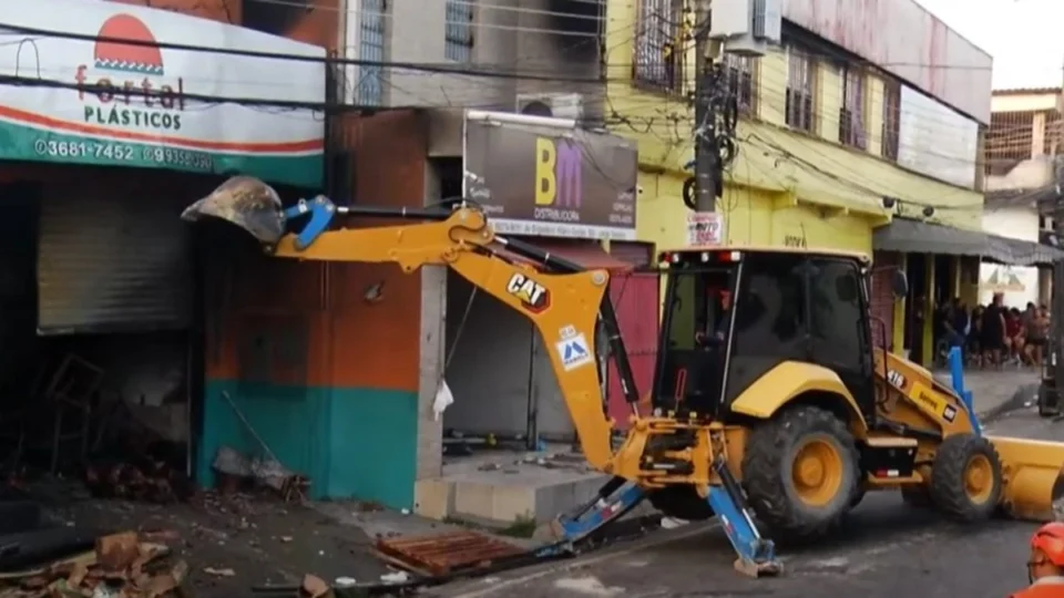 Imóveis na ‘rua do Fuxico’ são interditados após incêndio em Manaus