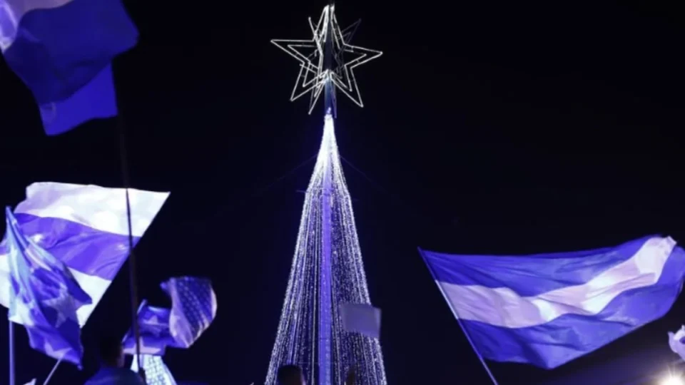 ‘Natal Caprichoso’: árvore azul gigante é inaugurada em Parintins