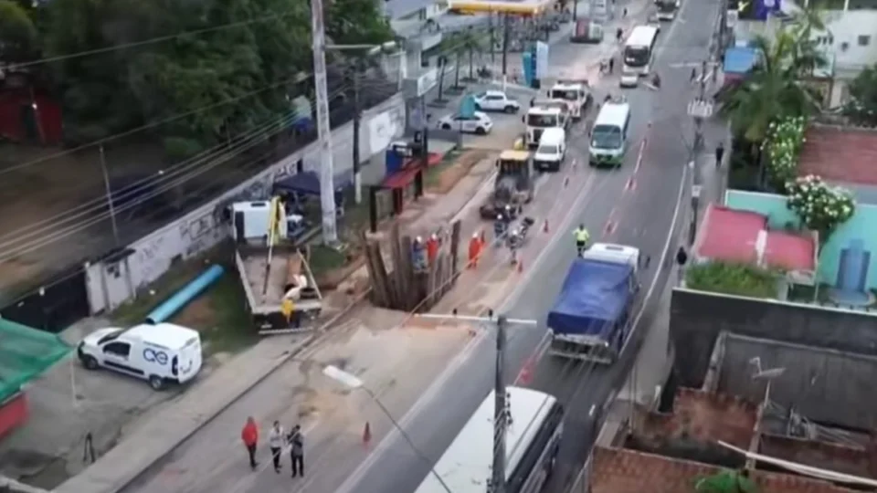 Obra na avenida Marciano Armond deixa trânsito com retenção em Manaus