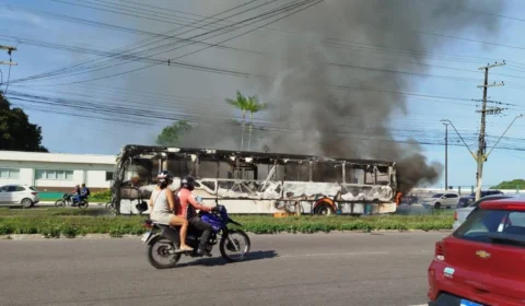 Ônibus da linha 059 pega fogo na avenida Torquato Tapajós, em Manaus