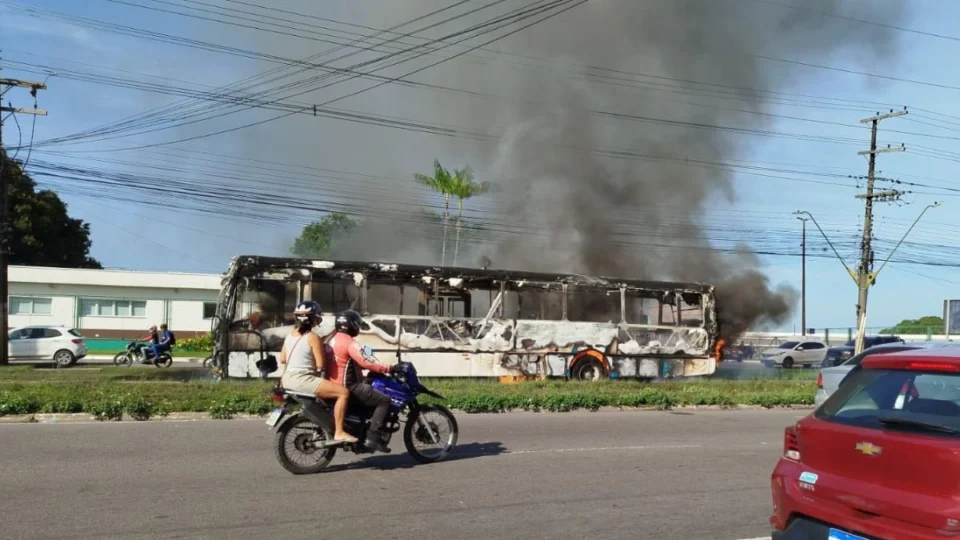 Ônibus da linha 059 pega fogo na avenida Torquato Tapajós, em Manaus