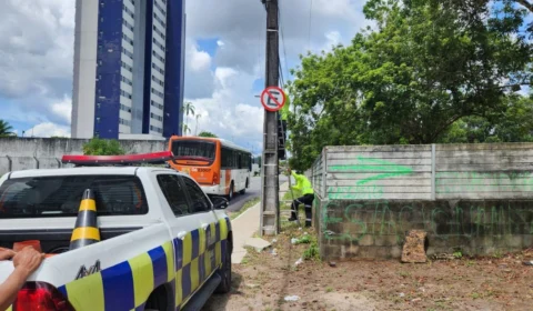 ‘Flanelinhas’ arrancam placas de proibição de estacionamento na Ponta Negra, em Manaus