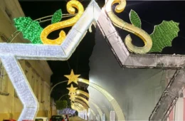 Portal natalino tem estrutura queimada por suposto ato de vandalismo em Manaus