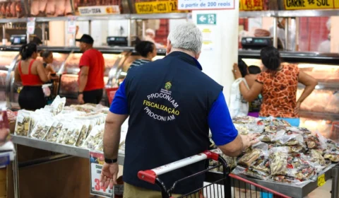 Mais de 80 produtos vencidos são apreendidos  em supermercado de Manaus