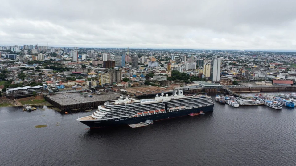 Seca impede o pouso de aviões com turistas que iriam fazer cruzeiro a partir de Manaus