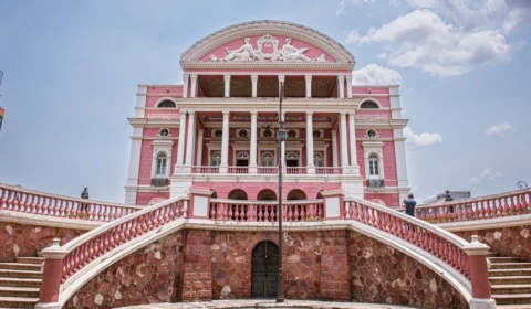 Teatro Amazonas celebra 128 anos com programação especial durante Réveillon do Largo