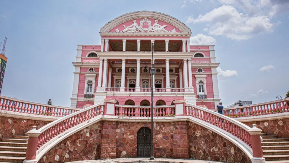 Teatro Amazonas celebra 128 anos com programação especial durante Réveillon do Largo