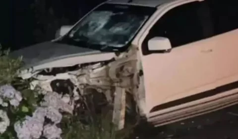 Adolescente dirige na contramão, causa acidente, mata mulher, foge com carro furtado e capota