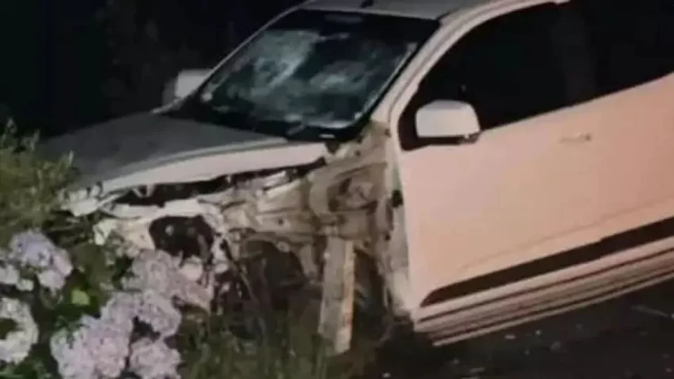 Adolescente dirige na contramão, causa acidente, mata mulher, foge com carro furtado e capota