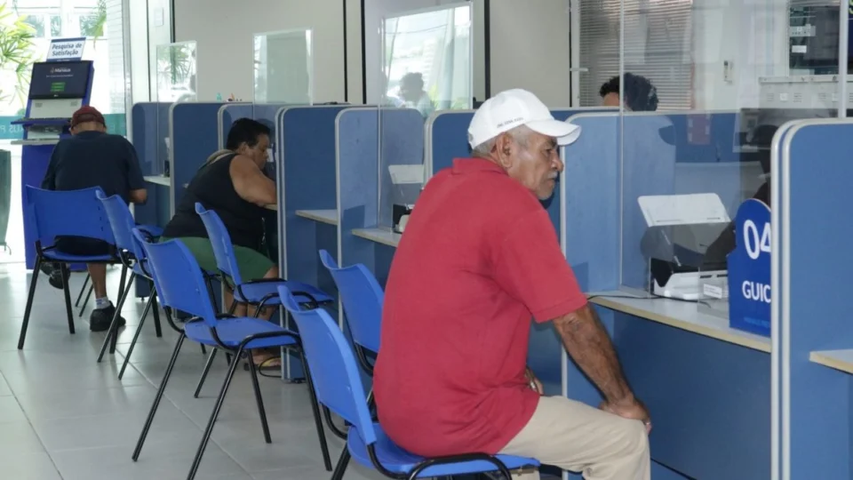 Aposentados e pensionistas nascidos em dezembro são convocados para recadastramento em Manaus