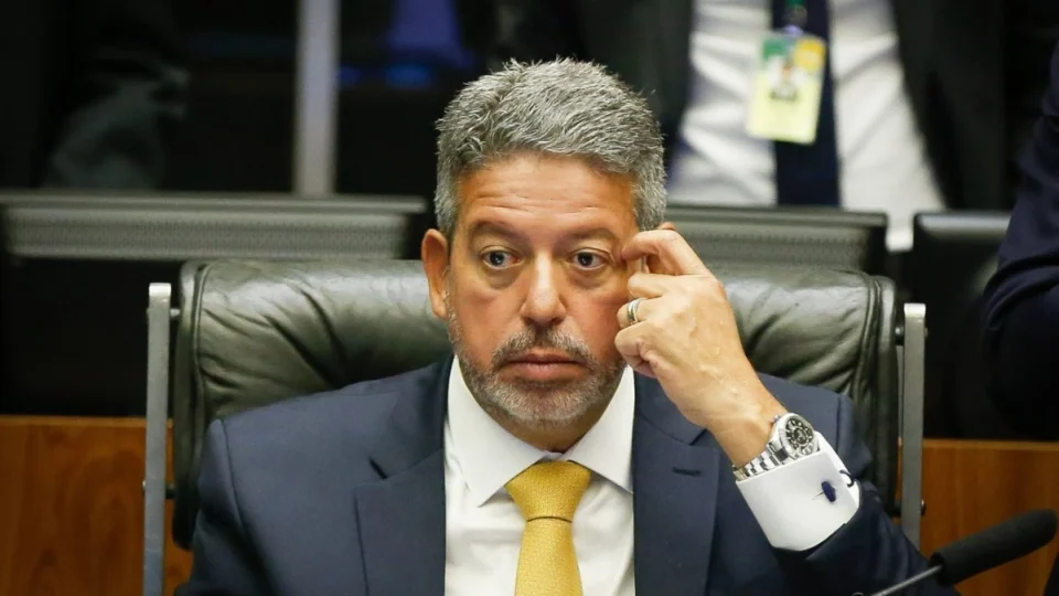 Arthur Lira adia entrega de relatório do IR em meio à tensão com o governo