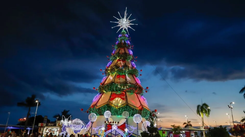 Árvore de Natal na Ponta Negra é inaugurada hoje (2) em Manaus