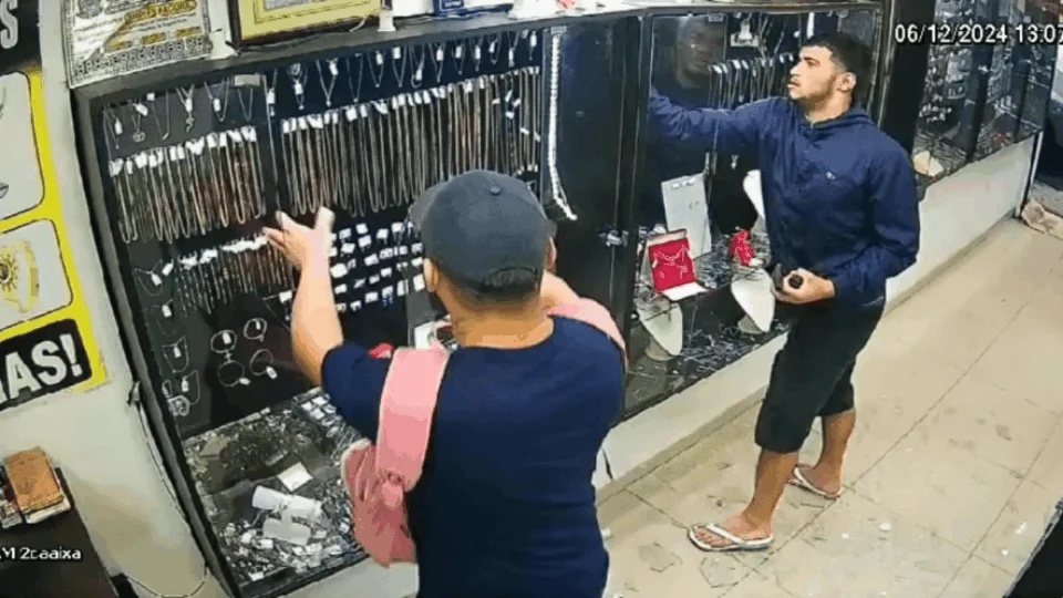 Criminosos rendem segurança durante assalto em joalheria no Centro de Manaus; veja vídeo