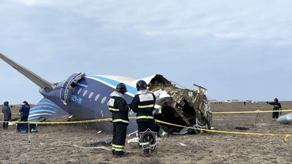 Avião da Embraer cai no Cazaquistão com 67 pessoas a bordo; veja vídeo