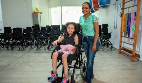 Programa ‘Viver sem Limites’ entrega cadeiras de rodas para crianças com deficiência em Boa Vista