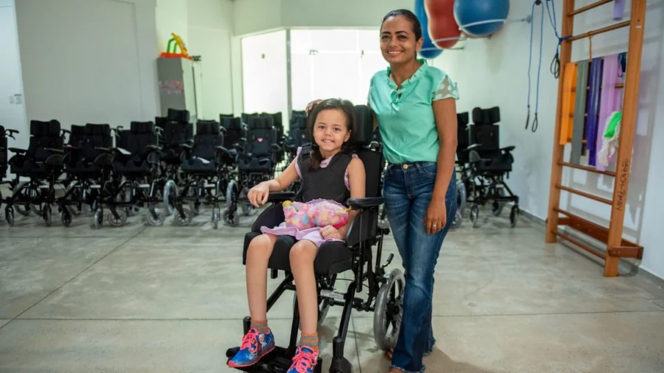 Programa ‘Viver sem Limites’ entrega cadeiras de rodas para crianças com deficiência em Boa Vista