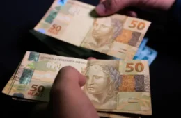 Servidores públicos estaduais recebem primeira parcela do 13º salário no Amazonas