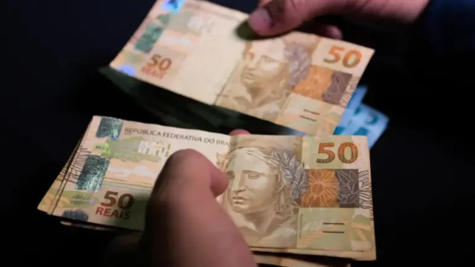 Servidores públicos estaduais recebem primeira parcela do 13º salário no Amazonas