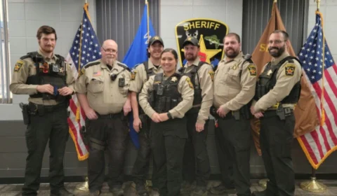 Criança telefona para emergência pedindo ajuda com lição de casa e policial tem melhor reação