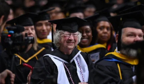 Aos 90, idosa fez da formatura um presente de aniversário e uma lição de vida